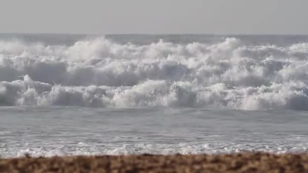 Close Filmagem Ondas Entrantes Rolando Direção Praia Areia Dia Ensolarado — Vídeo de Stock