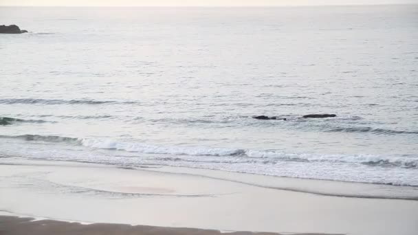 Close Beelden Van Inkomende Golven Rollen Naar Het Zandstrand Een — Stockvideo