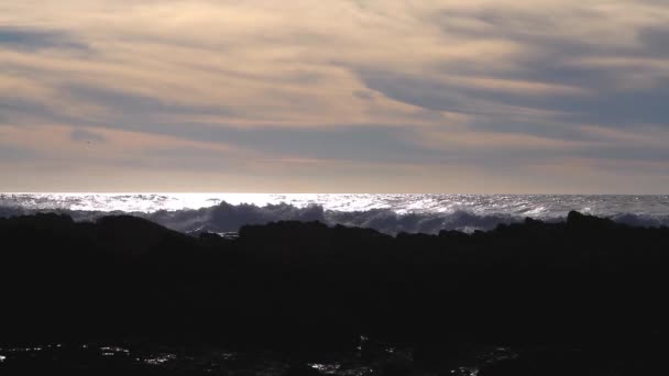 Великі Хвилі Перед Скелями Під Час Заходу Сонця Штормовий День — стокове відео