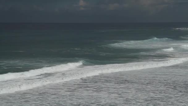 Grandes Olas Durante Una Tormenta Costa Atlántica Con Mucha Agua — Vídeos de Stock