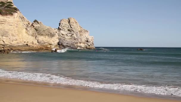 Surfistas Cabalgando Olas Costa Del Océano Atlántico Durante Día Soleado — Vídeo de stock