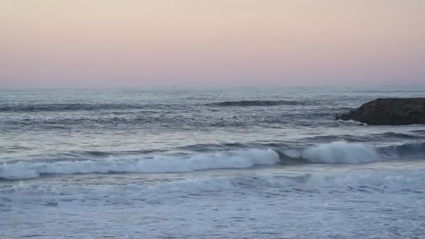 Olas Costa Del Océano Atlántico Durante Una Puesta Sol Nebulosa — Vídeo de stock