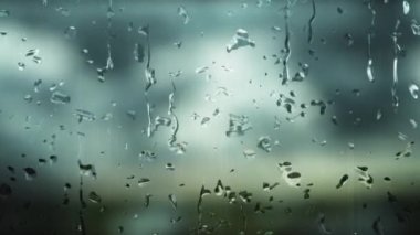 Bir sisli pencere ne zaman yağmur yağar ve arka plan bulanık gün boyunca düşüş dijital olarak oluşturulan yağmur damlaları odaklanmak.