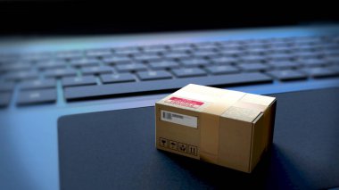 Bir dizüstü bilgisayar üzerinde yatan tek karton koli kutusu - 3d illustrati