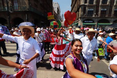 1 Mart 2024 'te Mexico City' de, Meksika Başkanlığı adayları Claudia Sheinbaum Pardo 'yu destekleyenler Mexico City Zocalo' ya katıldılar.