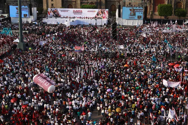 1 Mart 2024 'te Mexico City' de, Meksika Başkanlığı adayları Claudia Sheinbaum Pardo 'yu destekleyenler Mexico City Zocalo' ya katıldılar.