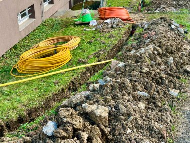 Geniş bant kablo ve inşaat alanı. Yüksek kalite fotoğraf