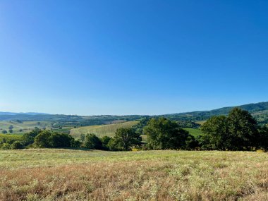 Arka planda saman yığını olan yaz çiftliği manzarası. Şehir çevresi Cetona ve Piazze. Toskana 'da. Yüksek kalite fotoğraf