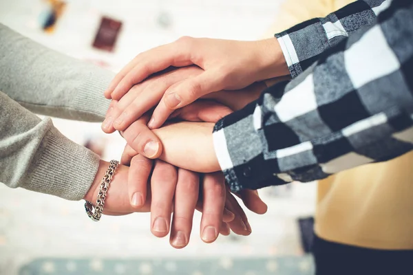 Empilement Des Mains Près Les Gens Montrant Unité Travail Équipe — Photo