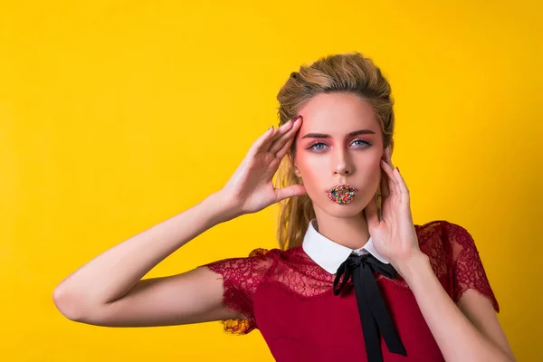 Elegante Chica Atractiva Con Maquillaje Creativo Posando Sobre Fondo Amarillo — Foto de Stock