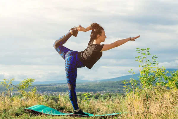 Junge Glückliche Frau Praktiziert Abends Yoga Vor Dem Hintergrund Der — Stockfoto