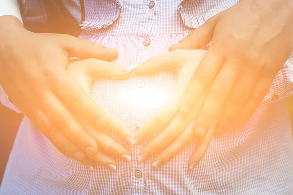 Futuros Padres Manos Haciendo Corazón Sobre Vientre Madre Embarazada Tonificado —  Fotos de Stock