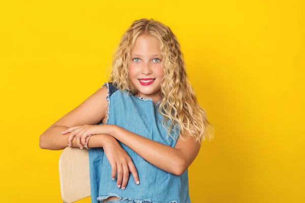 Piękna Dziewczyna Nastolatek Idealne Zęby Uśmiech Patrząc Kamery Pozowanie Studio — Zdjęcie stockowe