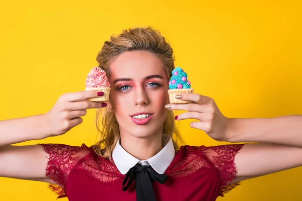 Elegante Chica Amor Cupcakes Posando Sobre Fondo Amarillo — Foto de Stock