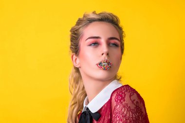 Güzel model kız sarı arka plan üzerinde izole yaratıcı makyaj ile.