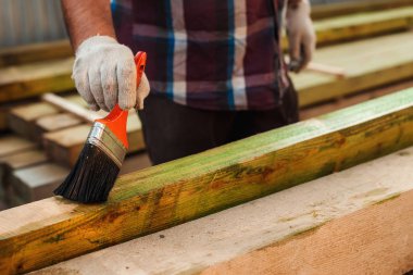 Ahşap Kirişler üzerinde açık havada koruyucu vernik uygulama