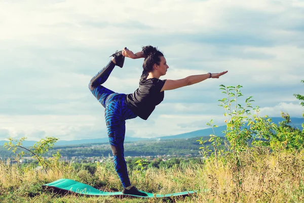Junge Schöne Frau Macht Yoga Übungen Freien Konzept Sport Gesundheit — Stockfoto