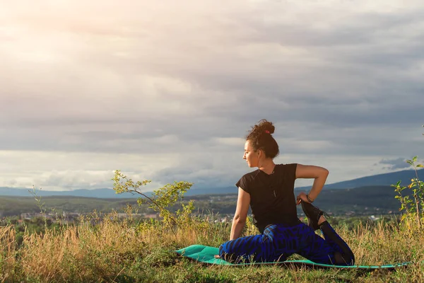 Hinreißende Junge Frau Praktiziert Yoga Freien Zur Abendzeit — Stockfoto