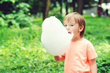 Helva açık havada yaz parkta yemek şirin küçük çocuk