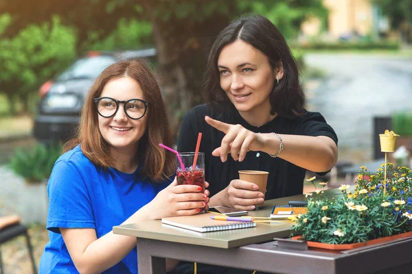 Dvě Mladé Krásné Ženy Přátelé Mají Přestávku Kávu Terase Rozhovory — Stock fotografie