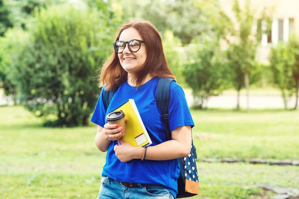Młody Student Uśmiechający Się Chodzenie Książek Plecak Kawę Iść Letnie — Zdjęcie stockowe