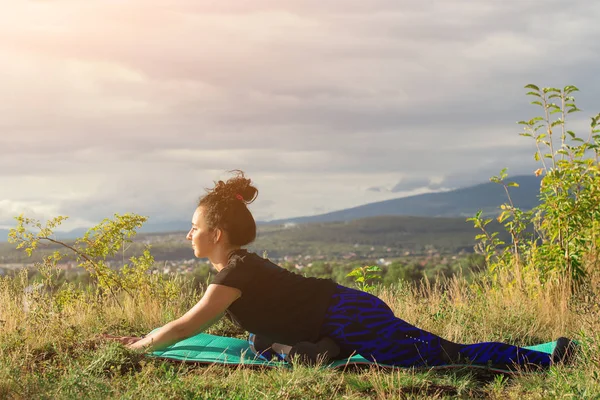 Junge Schöne Frau Praktiziert Yoga Abend Freien — Stockfoto