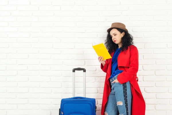 Modische Reisende Mädchen Mit Einem Koffer Ist Bereit Für Die — Stockfoto