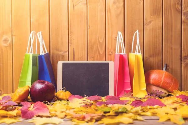 Cumpărături Toamnă Modă Genti Cumparaturi Colorate Aproape Frunzele Toamnă Pungi — Fotografie, imagine de stoc