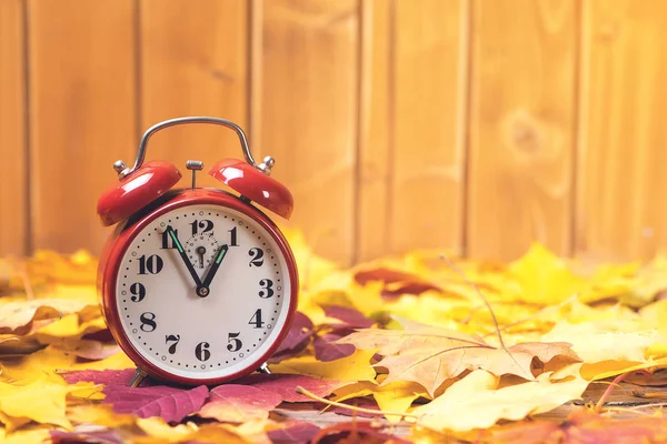 Herfst Tijdwijziging Gevallen Bladeren Oude Wekker Rustieke Houten Achtergrond Herfstbladeren — Stockfoto