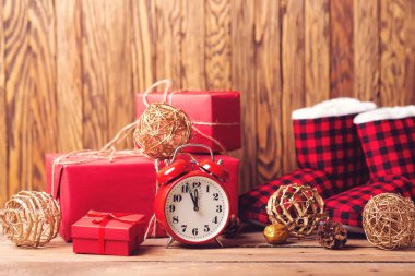 Noel hediyeleri ve dekorasyonlar. Noel ve yeni yıl tatilleri kavramı. Noel arka plan Retro çalar saat. Noel satış. Hediye kutuları ve Noel Baba'nın bot ahşap arka plan