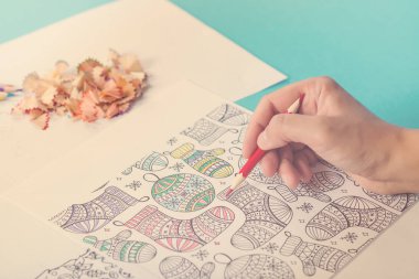 Anti stres yetişkin boyama kitabı. Anti stres resim boyama kadın. Sanat terapisi yetişkin için. Yeni stres giderici eğilim. Popüler boyama kitabı