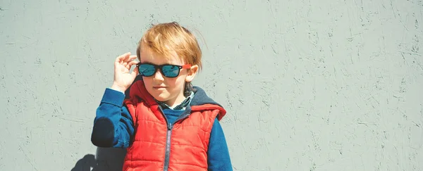 Stylisches Kind Mit Trendiger Sonnenbrille Kindermode Netter Kleiner Blonder Junge — Stockfoto