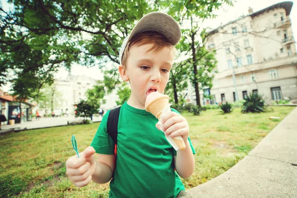 Yürümeye başlayan çocuk dondurma yemek. Mutlu bir çocukluk dondurma yaz günde zevk. Yaz tatili
