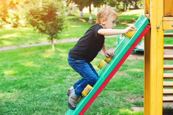 Fröhliches Kind Beim Klettern Auf Dem Spielplatz Freien Kleiner Blonder — Stockfoto