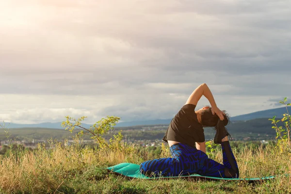 Yoga Übungen Freien Junge Frau Sitzt Yoga Pose Auf Einem — Stockfoto