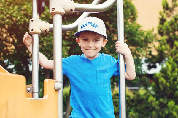 Drôle Garçon Sur Terrain Jeu Extérieur Garçon Urbain Casquette Baseball — Photo