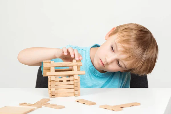 Menino Construindo Casa Seu Sonho Criança Construindo Uma Pequena Casa — Fotografia de Stock