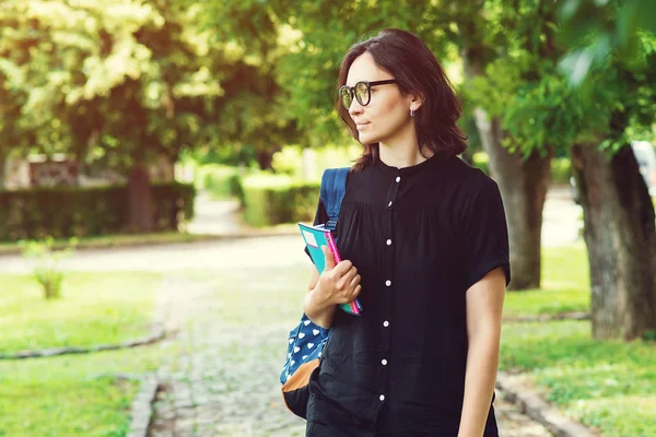 Retrato Estudiante Universitaria Aire Libre Una Estudiante Sonriente Con Gafas — Foto de Stock