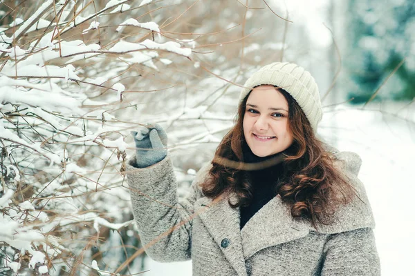 Jovencita Feliz Divirtiéndose Parque Invierno Concepto Vacaciones Invierno Chica Aire — Foto de Stock