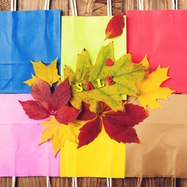 Nákupní Pozadí Podzimním Listím Papírové Tašky Nákupní Prodejní Černý Pátek — Stock fotografie