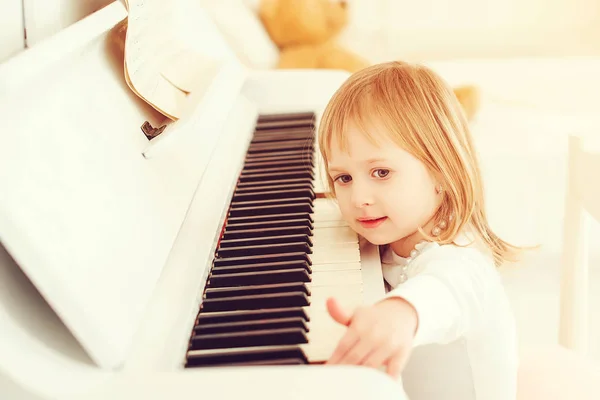 Bonita Menina Tocando Piano Uma Escola Música Criança Pré Escolar — Fotografia de Stock