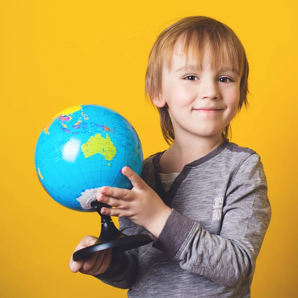 Gelukkig Jongetje Met Globe Geïsoleerd Geel Grappige Jongen Studeren Educatieve — Stockfoto