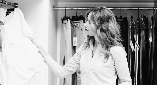 Hermosa Mujer Compras Tienda Ropa Consumismo Compras Concepto Estilo Vida — Foto de Stock