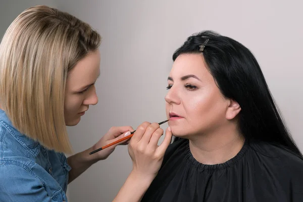 Makeupartist Gäller Läppstift Vacker Mogen Kvinna Skönhetssalongen Makeupartist Gör Makeup — Stockfoto