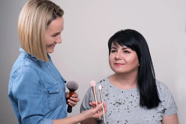 Vacker Mogen Kvinna Skönhetssalongen Makeupartist Gör Makeup För Charmig Kvinna — Stockfoto