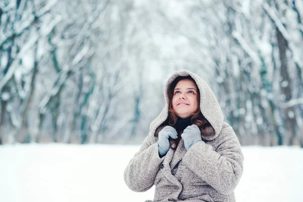 Hübsches Mädchen Träumt Winterpark Winterurlaub Und Weihnachten Junge Frau Mantel — Stockfoto