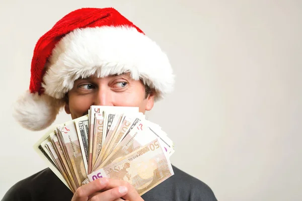 Opgewonden Verrast Man Met Kerstmuts Aanhouden Van Geld Kerst Concept — Stockfoto