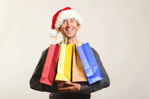 Gelukkig Santa Man Houdt Boodschappentassen Met Kerstcadeaus Kerstmis Winkelen Verkoop — Stockfoto