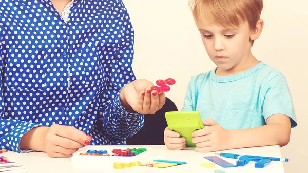 Jongetje Speelt Logische Spel Bij Les Van Een Psycholoog Slimme — Stockfoto