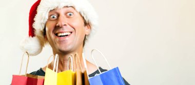 Mutlu Noel Baba Noel alışveriş torbaları, beyaz arka plan üzerinde izole adamla. Bayramlar, yılbaşı, satış ve insanlar kavramı. Komik adam Noel hediyeleri için alışveriş. Kopya alanı